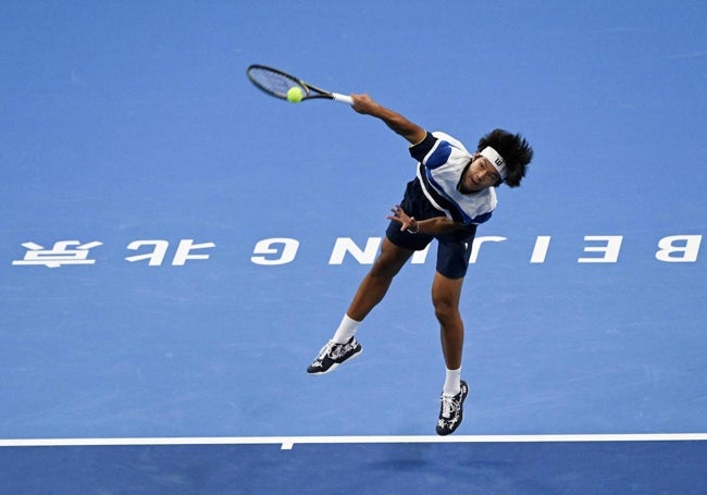 Ji Zhou, en un servicio este jueves, en la central del ATP 500 de Pekín.