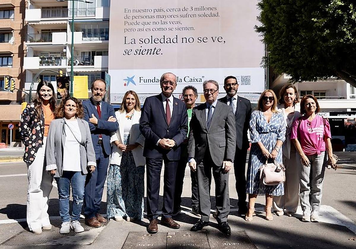 Autoridades y representantes de Fundación 'la Caixa', al presentar la campaña.