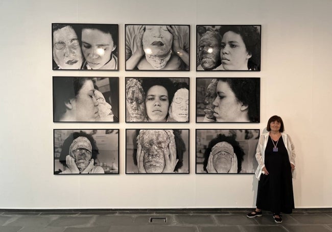 La artista, junto a las nueve piezas de gran formato de su exposición 'La mulata y sus máscaras', en Isabel Hurley.