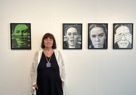 La artista multidisciplinar Marisa González, ayer junto a su obra en la Galería Isabel Hurley.