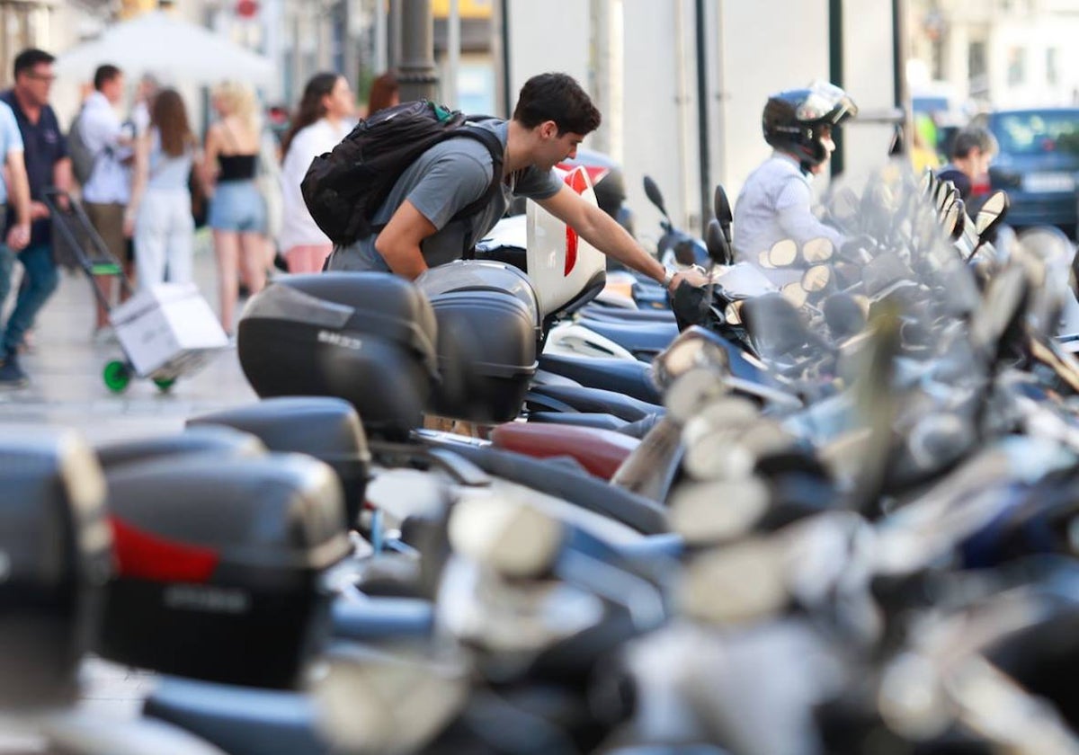 La falta de aparcamientos para motos en Málaga revela su popularidad.