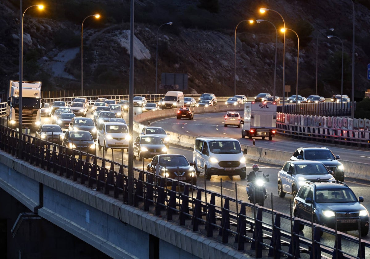 Caravana en hora punta en el acceso a Málaga desde Rincón de la Victoria.