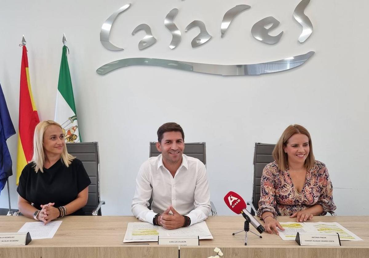 Juan Luis Villalón, alcalde de Casares, con las tenientes de alcalde Noelia Rodríguez y Antonia Pineda.