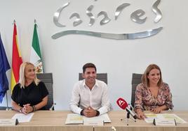 Juan Luis Villalón, alcalde de Casares, con las tenientes de alcalde Noelia Rodríguez y Antonia Pineda.