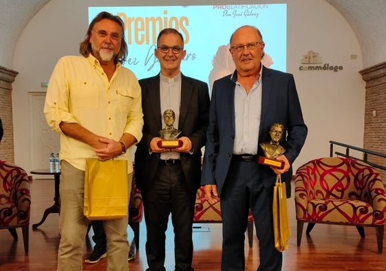 Carmelo Torres, José Antonio Melgar y Juan Bautista Torres, con los premios.