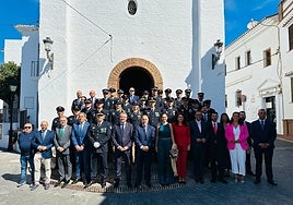 Autoridades y agentes, en el acto celebrado en Benagalbón.