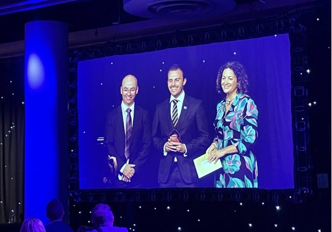 Quique, recogiendo el premio al Joven Ingeniero de Software del Año en Escocia.