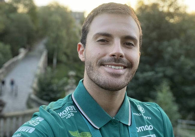 El ingeniero, con el uniforme de la escudería de Aston Martin.