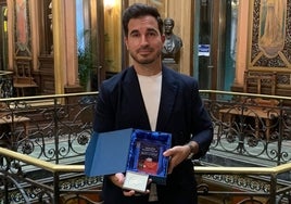 Javier Castillo, tras recoger el premio literario en la localidad francesa de Perpiñán.