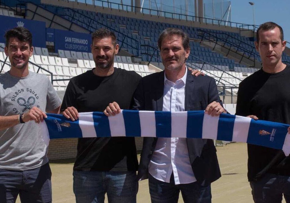 Héctor Berenguel, segundo por la derecha, en su presentación como entrenador del San Fernando.