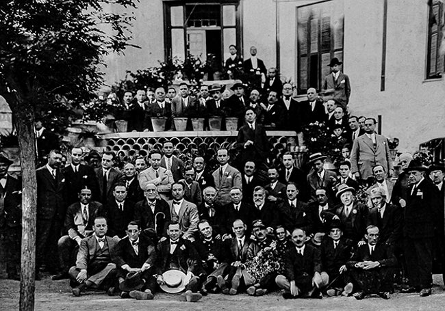 Comida celebrada entre 1928 y 1930, tras la Semana Santa. Joaquín Mañas Hormigo aparece en la segunda fila, sentado, el primero de la derecha.