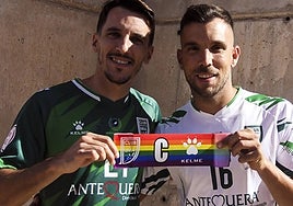Los capitanes del CD UMA Antequera con el brazalete LGTBI