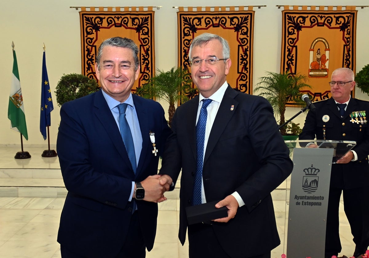 Antonio Sanz y José María García Urbano, durante la entrega de la medalla.