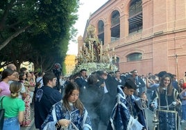 La Virgen de las Angustias a su paso por la plaza de toros de La Malagueta.