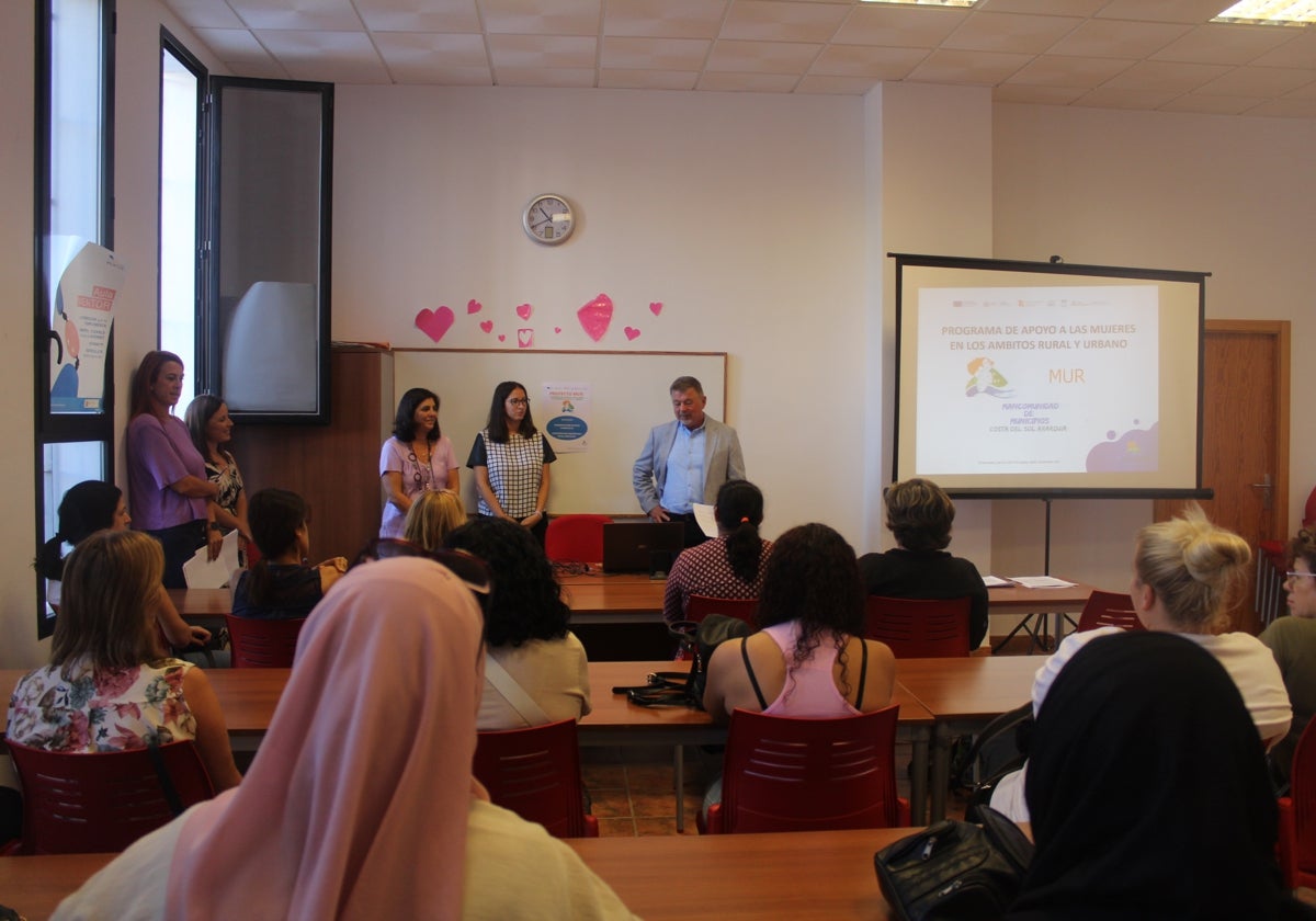 Imagen de la inauguración de la acción formativa destinada a mujeres rurales.