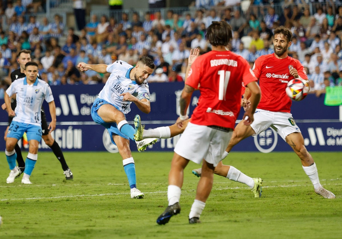 Genaro dispara a portería en una acción del partido.