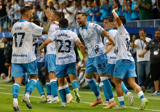 Víctor García (tercero por la derecha), junto a Dioni, Sangalli y Kevin en la celebración del 1-0.