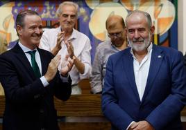 Garín, a la derecha y con chaqueta azul, nuevo presidente de la Agrupación de Cofradías.