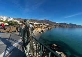 Imagen de la escultura de Alfonso XII instalada en el mirador nerjeño