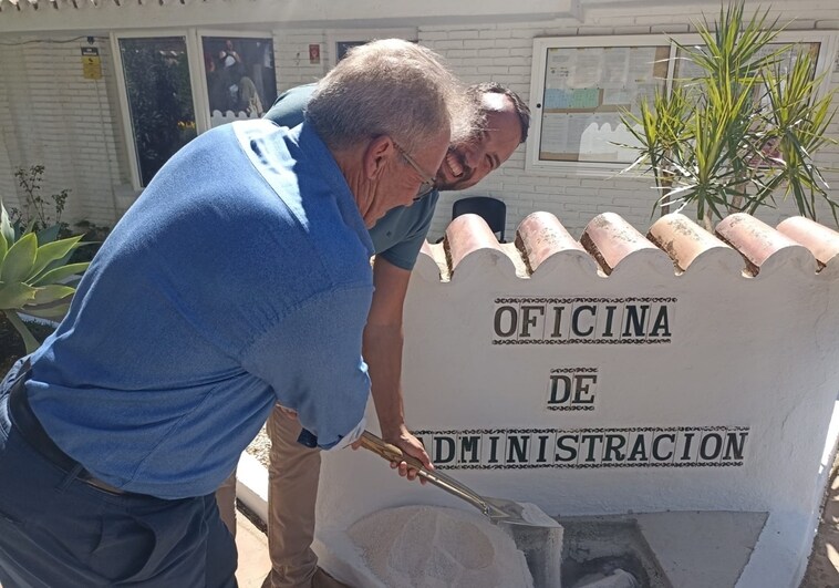 Vecinos de La Capellanía, en Benalmádena entierran en una 'capsula del tiempo' su medio siglo de historia