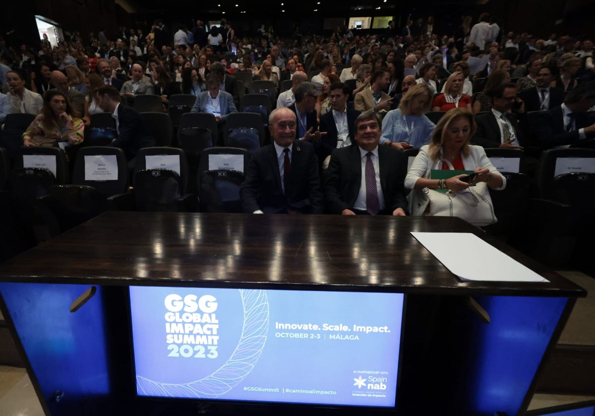 El alcalde, el ministro de Inclusión y la Consejera de Economía, en la inauguración del congreso.