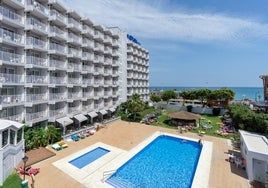 Piscinas y terraza de un hotel de la Costa del Sol.