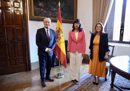 La nueva directora de Participación, Isabel Pascual, entre el alcalde y la concejala del área, Mar Torres.