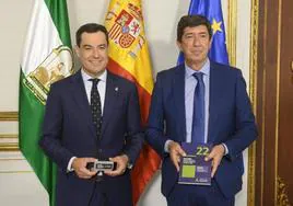 Moreno recibe de manos de Marín el informe sobre la situación socioeconómica de Andalucía 2022