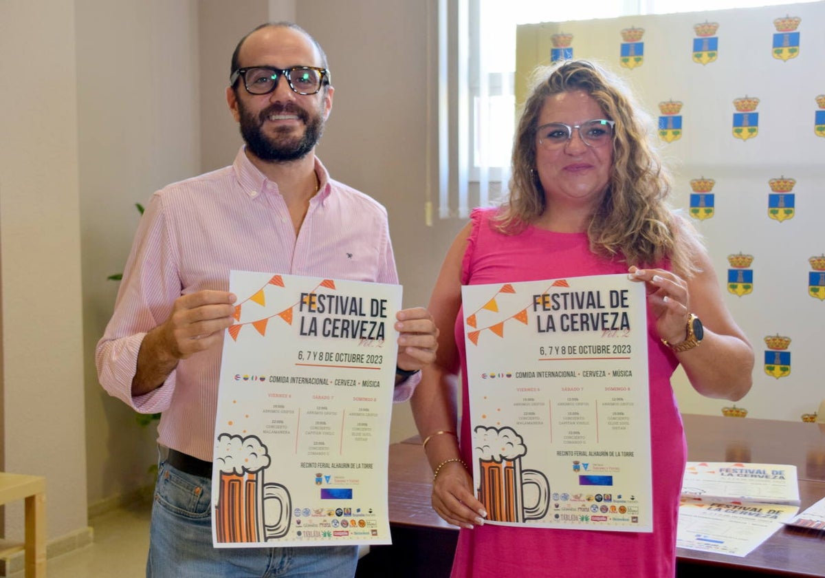 El edil de Turismo y Fiestas, Andrés García, y la técnica del área, María Cañete.