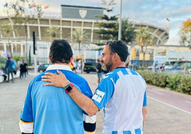 Dani Pérez se dirige junto a su hermano a ver un partido del Málaga C.F. a La Rosaleda.