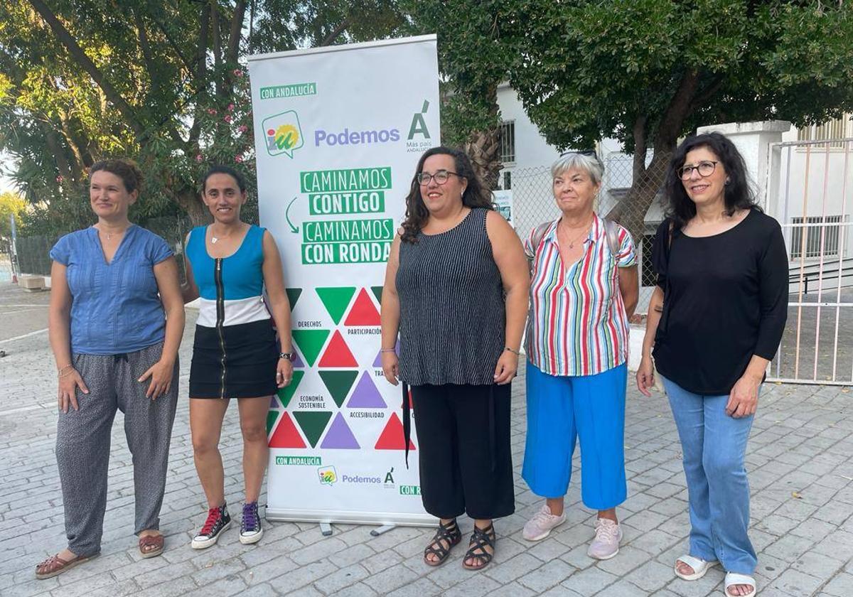 Miembros de esta coalición junto a la Casa de la Juventud.