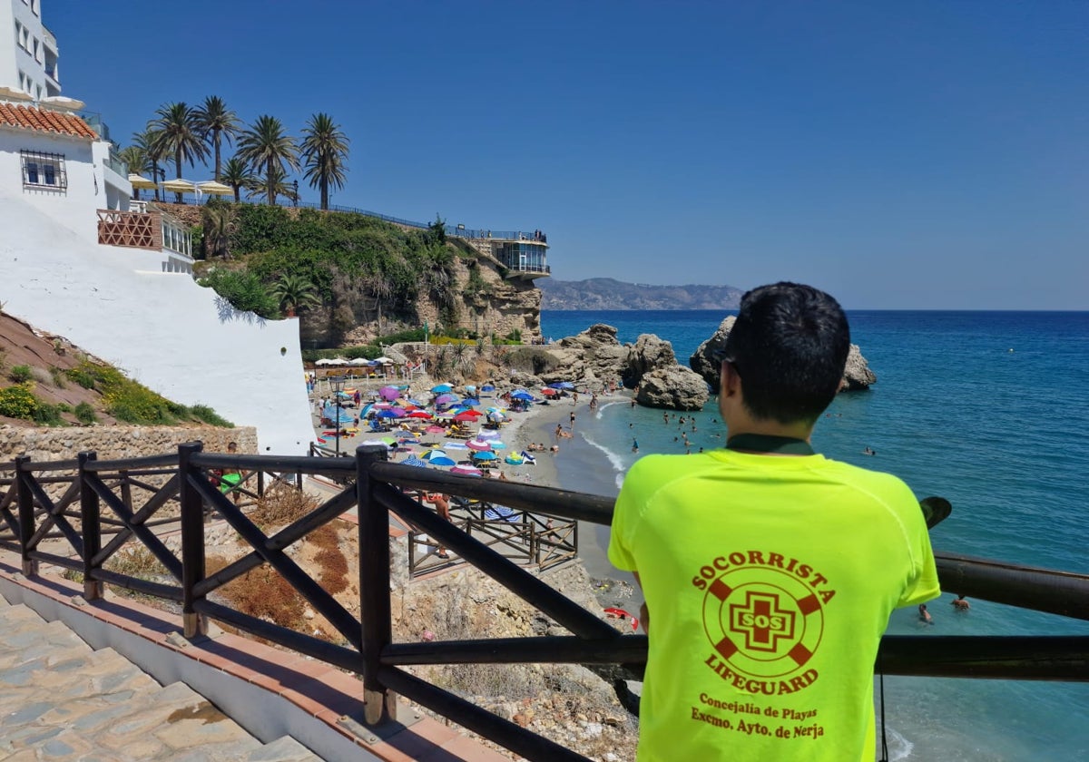 Imagen de uno de los socorristas de Nerja en el mirador junto al Balcón de Europa.