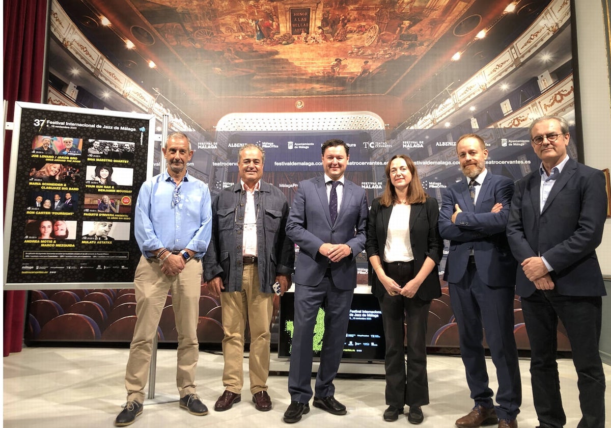 Presentación del festival son Francisco Moro Tello, Miguel de Hoyos, Gerardo Cuartero, Mariana Pineda, Juan Carlos Barroso y Juan Antonio Vigar.