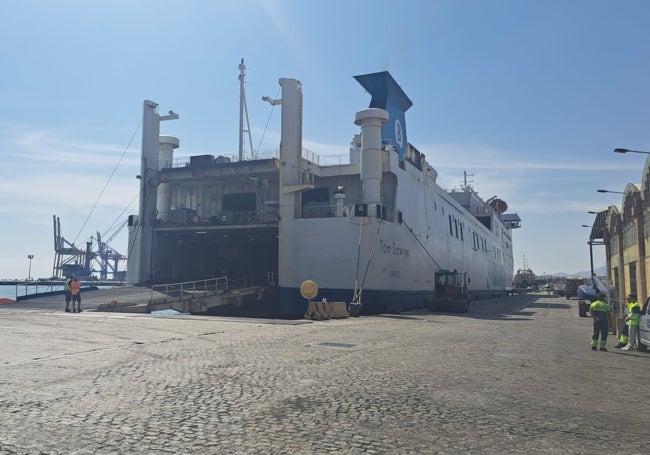 El barco, listo para recibir las primeras mercancías hacia Marruecos.