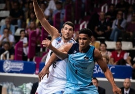 Matej Rudan forcejea con Tyson Pérez en el partido entre el Breogán y el Andorra.