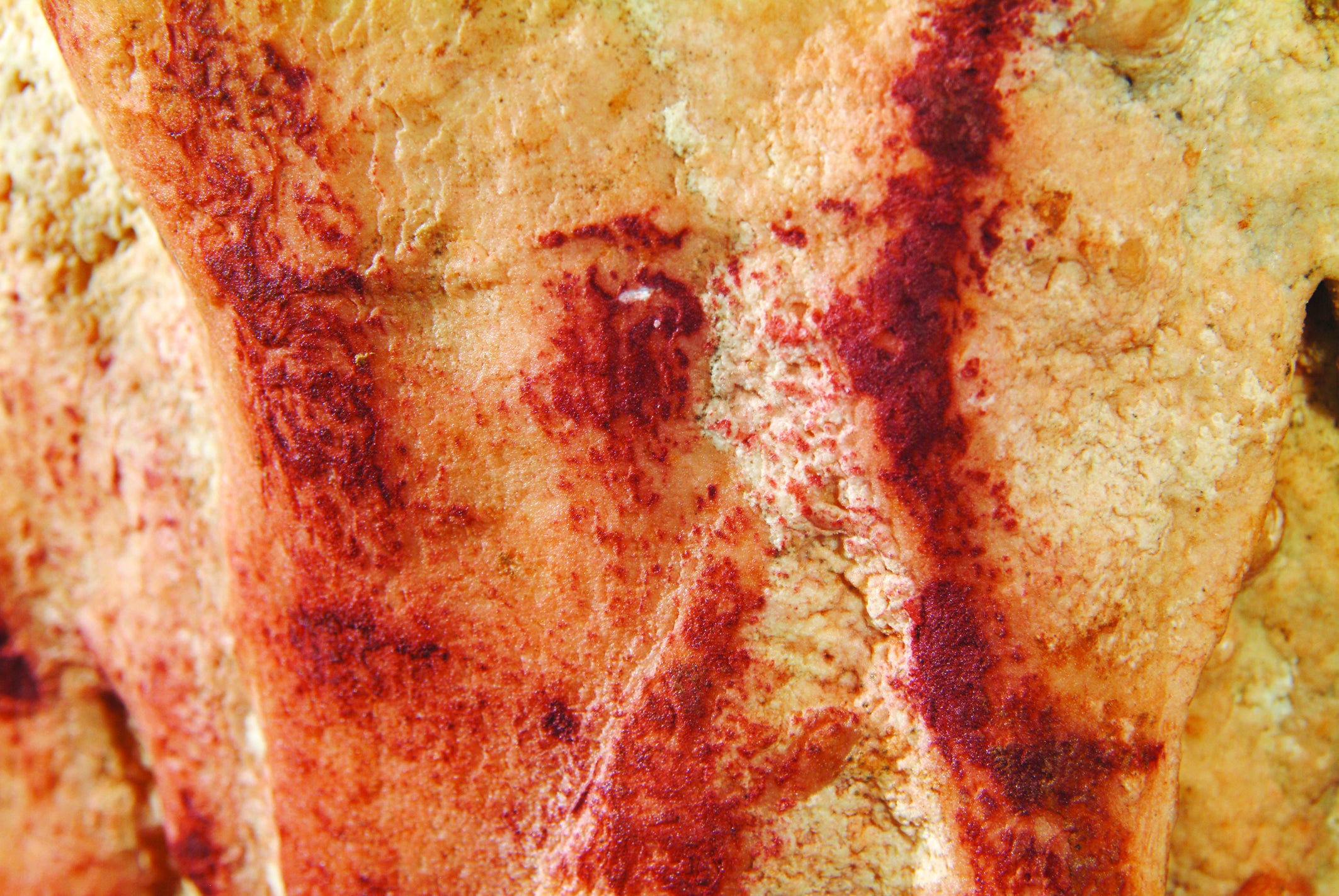 Imagen principal - Pecho Redondo, la cueva de Marbella que esconde pinturas paleolíticas arcaicas