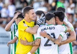 Javi Cuenca, portero del Torremolinos, celebra un gol con sus compañeros.