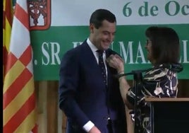 La presidenta de la Casa de Andalucía en Barcelona, Paquita Marín, entrega un distintivo a Moreno