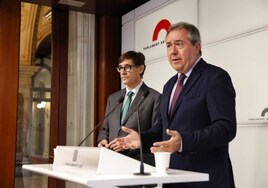 Salvador Illa y Juan Espadas, ayer en el Parlamento catalán.