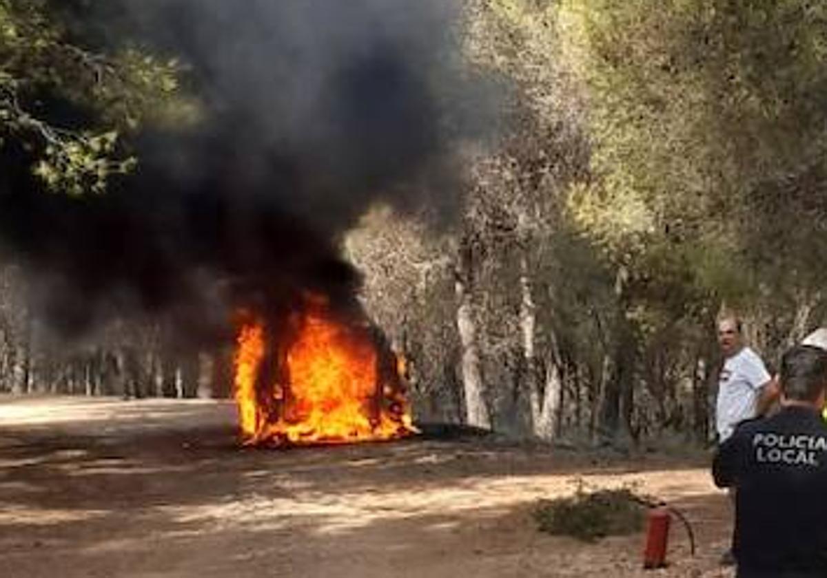 Imagen del vehículo ardiendo este viernes al mediodía.