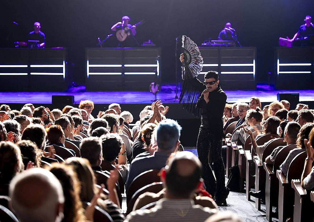 Imagen secundaria 1 - La romería de Rodrigo Cuevas culmina por malagueñas