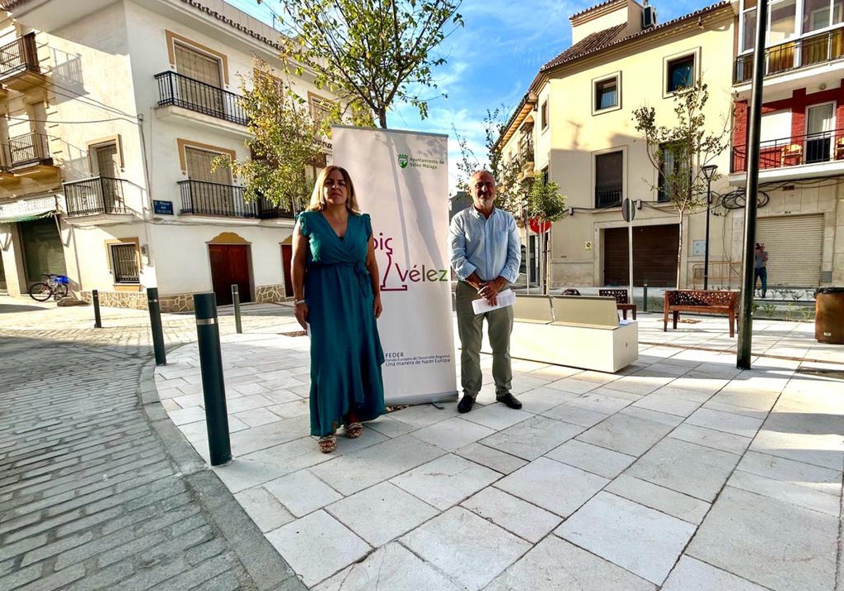 Los ediles Ana Belén Zapata y Jesús María Claros, en la plaza remodelada.