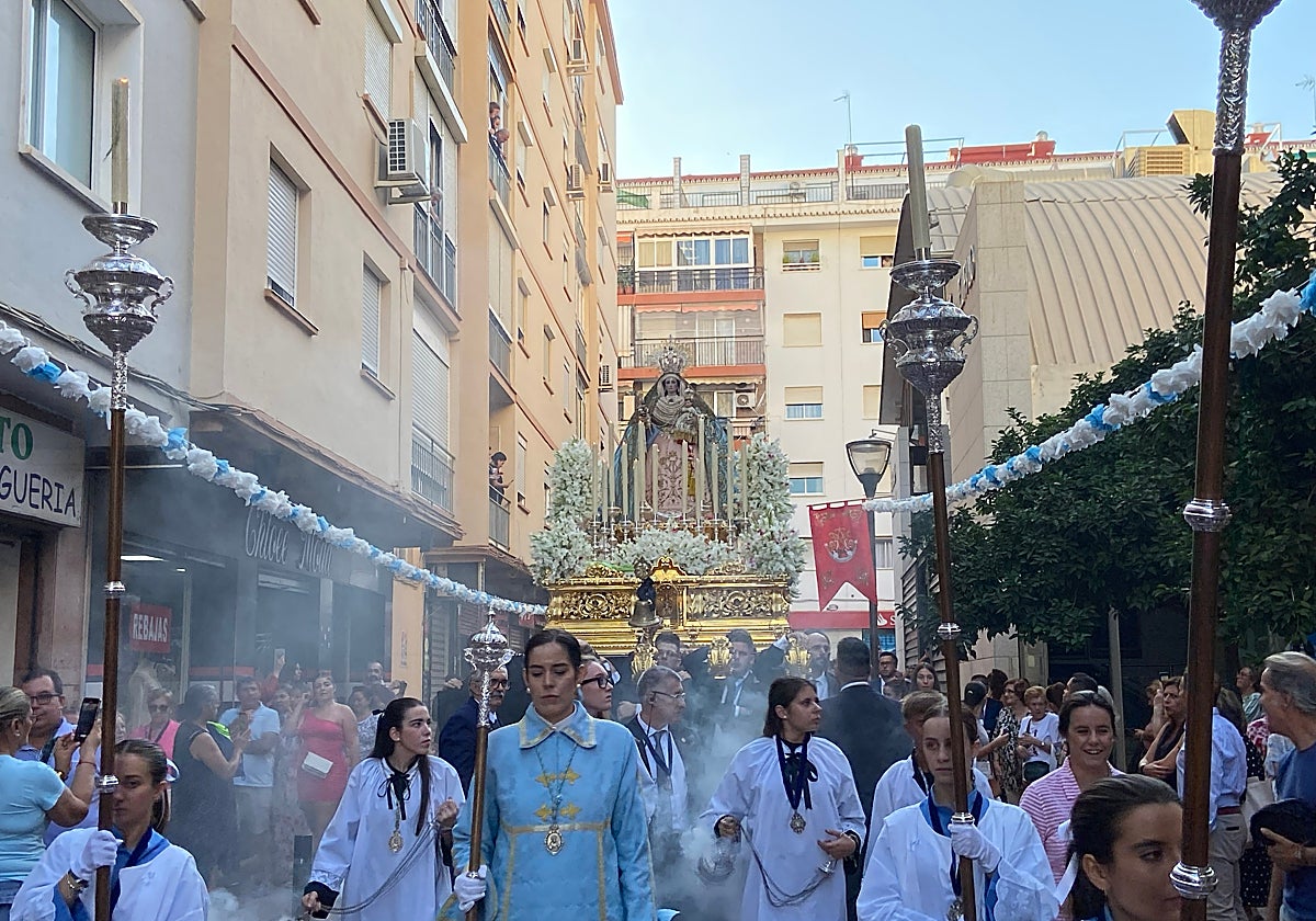 La Virgen del Rosario, a su paso por la calle Miguel Moya, engalanada para la ocasión.