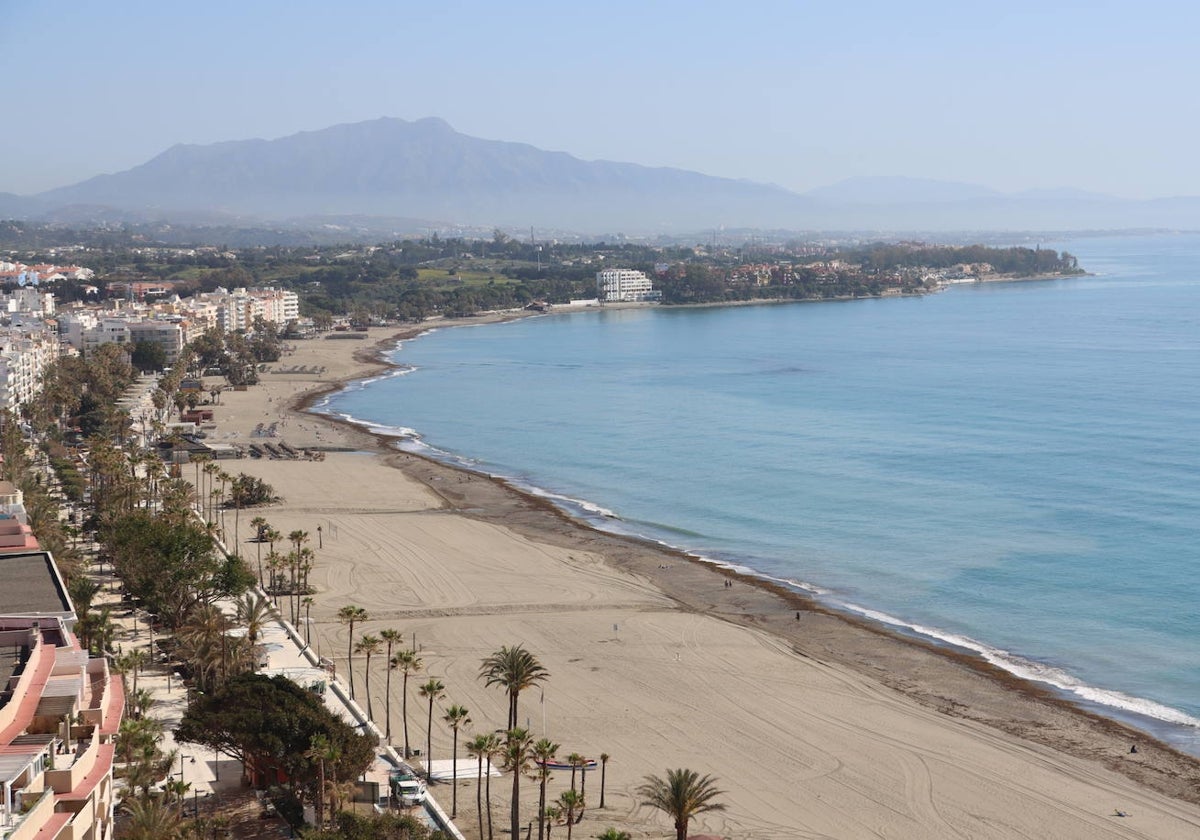 La Playa de la Rada, en Estepona, vista desde el Mirador del Carmen.