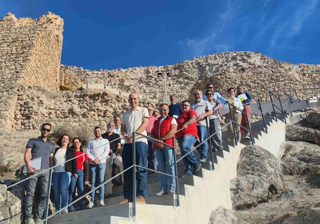 El alcalde de Archidona, Manuel Almohalla, visita la alcazaba restaurada.