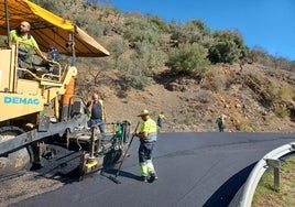 Trabajos en la carretera de la Diputación en la Axarquía.