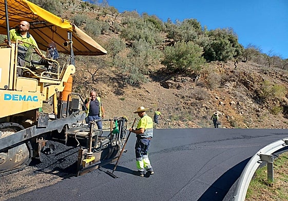 Trabajos en la carretera de la Diputación en la Axarquía.