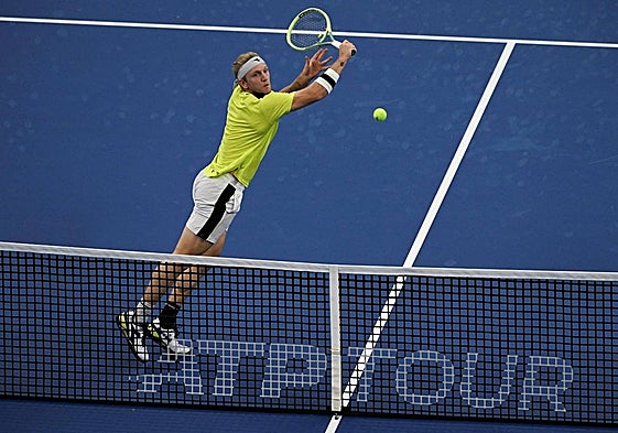 Alejandro Davidovich, en una volea alta en la red.