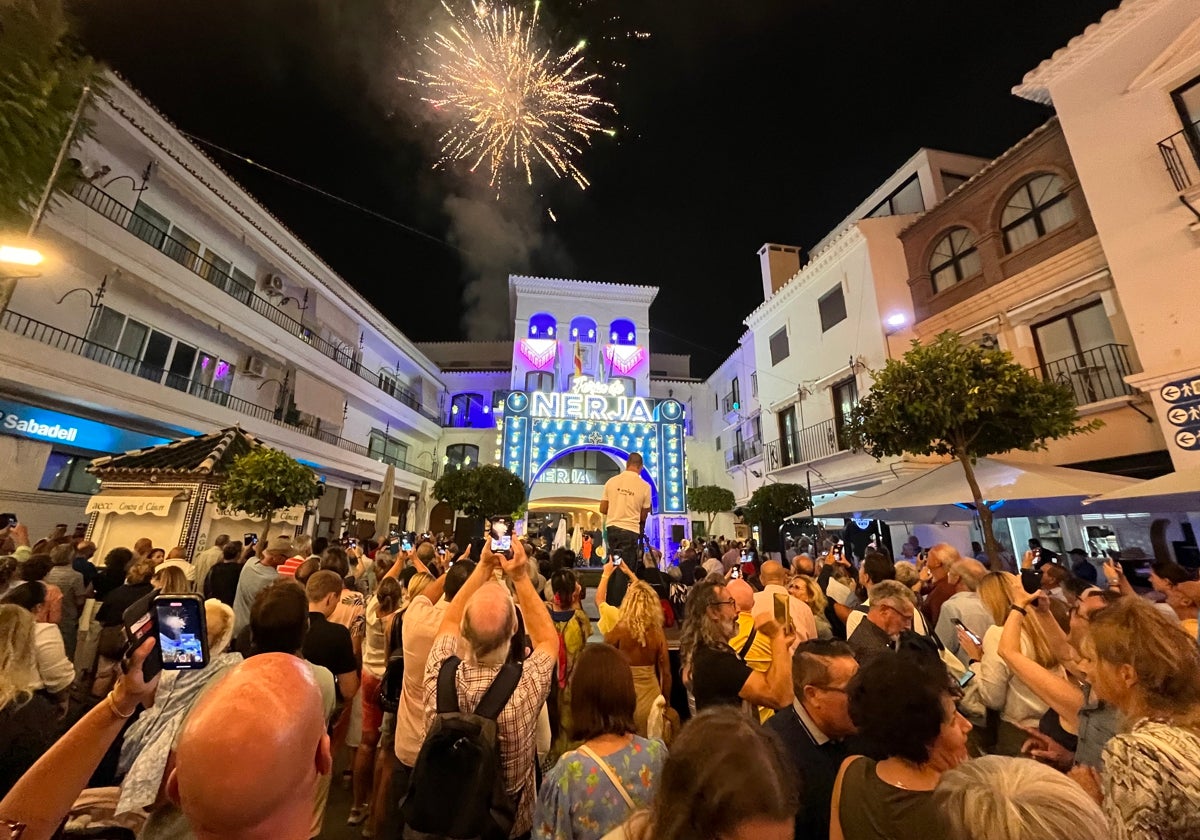 Fuegos artificiales, en la noche de este sábado en la inauguración de los festejos nerjeños.