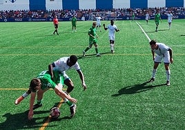 Koroma, del Vélez, presiona a un rival en el duelo de este fin de semana,